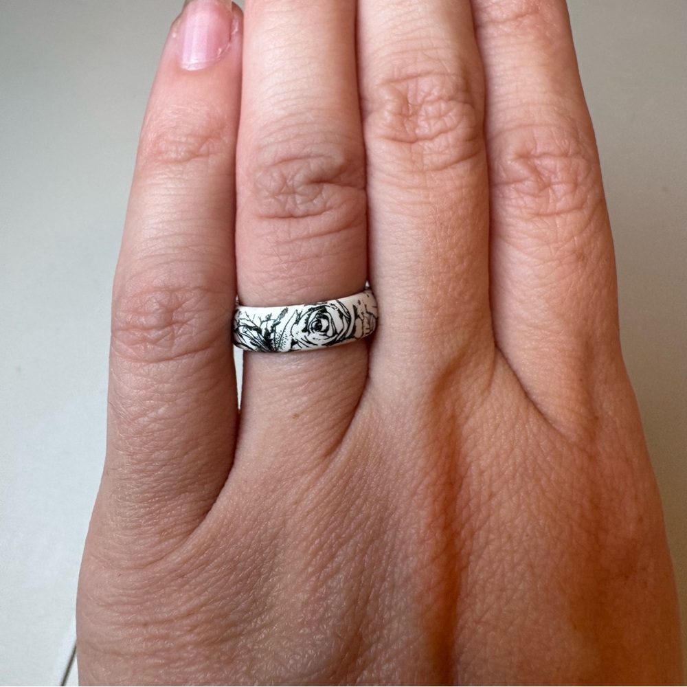 Groove Life Winter Rose Silicone Ring